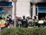 La alcaldesa de Barcelona, Ada Colau, atiende a las explicaciones de los bomberos desplazados al lugar donde cuatro personas han muerto