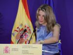 a vicepresidenta segunda, Yolanda Díaz, tras recoger el Premio cermi.es 2021.