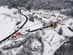 Imagen tomada desde un dron de la Colegiata de Roncesvalles cubierta de nieve