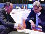 El presidente de Iberdrola, Ignacio Galán, junto al enviado especial de EEUU para el clima, John Kerry, en la  COP26