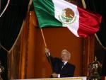 Andres Manuel López Obrador ondea la bandera mexicana.