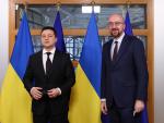 El presidente del Consejo Europeo, Charles Michel, con el presidente de Ucrania, Volodymyr Zelenski.