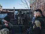 EuropaPress_4255403_tres_soldados_ucranianos_posicion_vigilancia_pueblo_cercano_linea_contacto