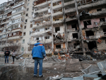 Consecuencias de un bombardeo en una zona residencial de Kiev