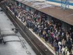 Numeroso público se reúne en la estación principal de tren mientras intentan huir de Kiev, Ucrania,