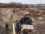 Un soldado del ejército ucraniano con una caja de provisiones
