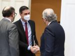 El presidente del Gobierno, Pedro Sánchez, saluda al presidente de Iberdrola, Ignacio Galán, y al CEO de Endesa, José Bogas
