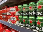 Latas de Heineken en un supermercado