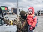 Soldado ucraniano evacúa niño