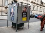 Una persona pasa junto a carteles de los candidatos presidenciales franceses en París.