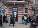 Colas para sacar dinero en Ucrania