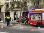 Los bomberos apagan el incendio en un bar de Barcelona