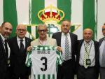 Braulio Medel con directivos del Real Betis Balompié