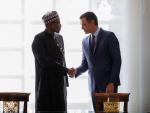 El presidente del Gobierno, Pedro Sánchez (d), y el presidente de la República Federal de Nigeria, Muhammadu Buhari
