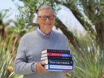 Bill Gates con sus libros recomendados para verano