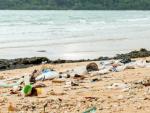 playa contaminada con suciedad en la arena