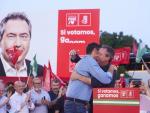 El candidato del PSOE por Andalucía, Juan Espadas, (i) abraza al presidente Pedro Sánchez.