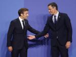 Macron saluda a Sánchez al inicio de la Cumbre
