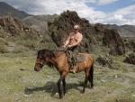 Putin monta a caballo sin camiseta en Rusia