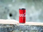 Fotografía de una lata de Coca-Cola.