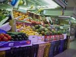 Un estante de hortalizas y frutas en el Mercado Municipal de Pacífico, a 6 de agosto de 2022, en Madrid (España).