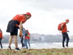 Un grupo de voluntarios de Santader Natura limpia la playa de Bastiagueiro
