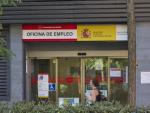 EuropaPress_4598608_varias_personas_pasan_delante_oficina_empleo_28_julio_2022_madrid_espana