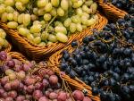 Racimos de diferentes tipos de uvas