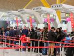 Numerosas personas esperan en las ventanillas de la compañía aérea Iberia a que les den una solución ante la huelga