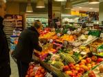 Supermercado gente comprando fruta