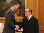 Juan Velarde con el Rey Felipe VI