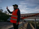 Trabajadores municipales afectados por impagos de nóminas en Alburquerque cortan la carretera a Badajoz en 2011