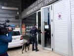 Agente Policía Nacional entra con un perro a las dependencias de la Consejería de Obras Públicas de Cantabria