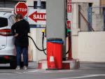 Un mujer reposta carburante en una gasolinera