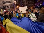 Varias personas durante una manifestación en apoyo a Ucrania en Barcelona