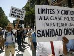 Detalles de la manifestación en defensa de una sanidad pública, a 25 de marzo de 2023 en Málaga