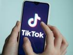 UK multa a TikTok con 14,54 millones por no restringir su uso entre menores de edad