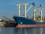 Un barco espera para exportar cereales desde un puerto en Ucrania
