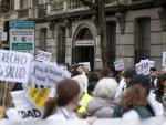 Centenares de médicos y pediatras sostienen pancartas durante una manifestación