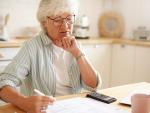 Mujer empleada calcula su pensión