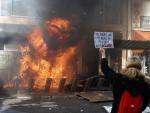 Enfrentamientos entre la policía y manifestantes durante una manifestación el Primero de Mayo