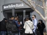 Cola de clientes ante el Silicon Valley Bank (SVB) el pasado marzo.