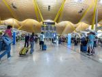 Viajeros con sus enseres en el aeropuerto Adolfo Suárez Madrid-Barajas