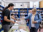 Una mujer mete su voto en una urna en un colegio electoral, a 28 de mayo de 2023