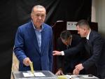 Erdogan introduce su voto este domingo en Estambul.