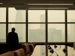 El secretario de la ONU, Antonio Guterrez, observa en su despacho de Nueva York el humo de los incendios en Canadá.