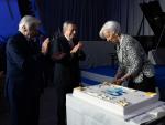 Lagarde parte el pastel del 25 cumpleaños del BCE ante Trichet (i) y Draghi (c).