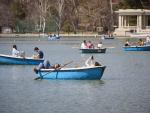 Varias personas en las barcas del estanque, en el Parque del Retiro