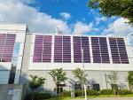 Instalación de las pegatinas solares Heliasol en la fachada de un edificio de Corea.