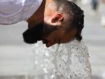 Un joven se refresca en una de las fuentes del centro de Córdoba